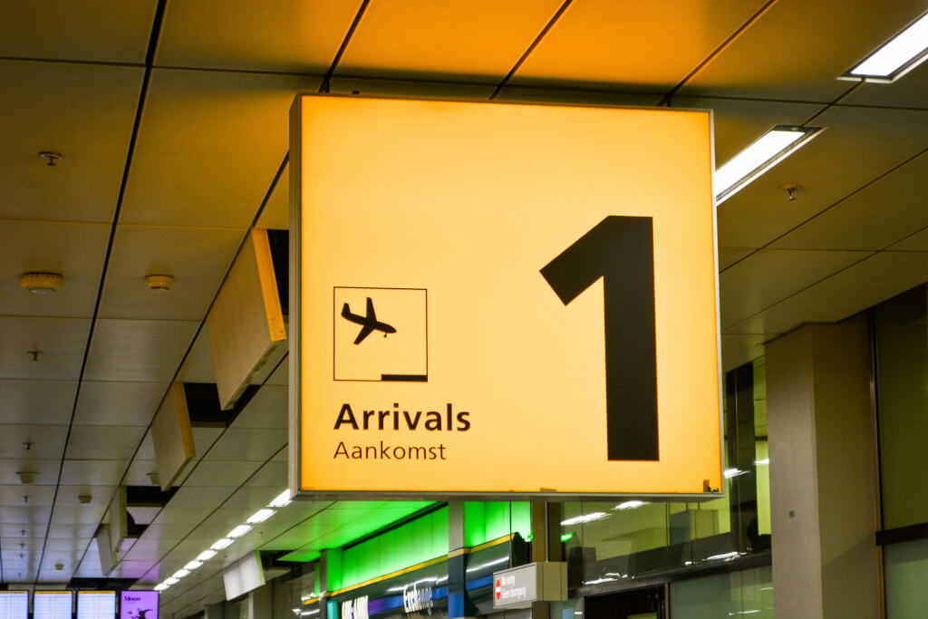 Aankomstbord op Schiphol. On board koeriers diensten van Erasmus Koeriers