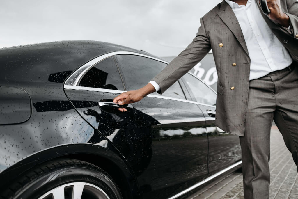 Studentchauffeur van Erasmus Koeriers - Flexibele en professionele chauffeursdiensten voor elke gelegenheid.