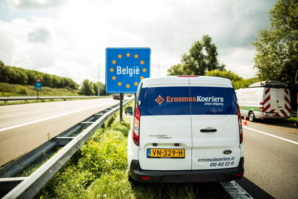 Internationaal Koerier auto bij de grens tussen Nederland en België voor snelle leveringen - Erasmus Koeriers.
